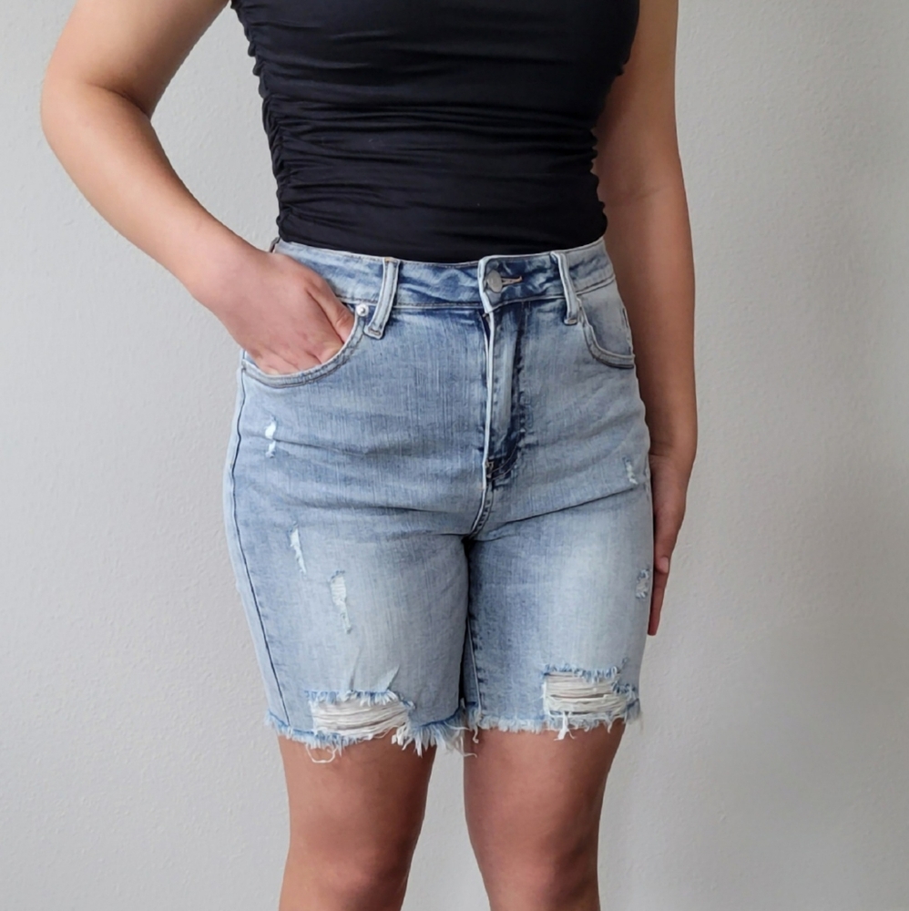 HIGH RISE MID THIGH LIGHT WASH RISEN SHORTS